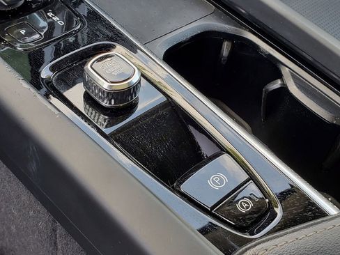 Used 2022 Volvo XC60 B5 Inscription image 26