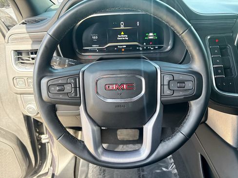 Used 2024 GMC Yukon SLT w/ SLT Luxury Package RWD image 11