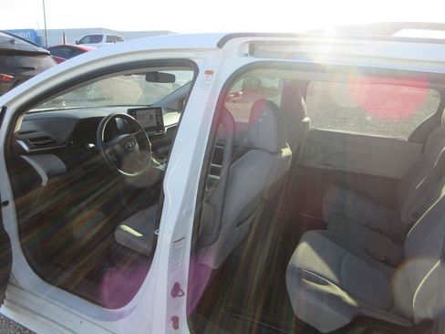 Used 2022 Toyota Sienna LE FWD image 5