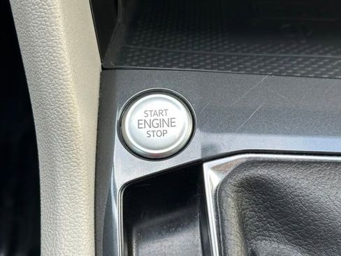 Certified 2022 Volkswagen Tiguan SE R-Line FWD image 33