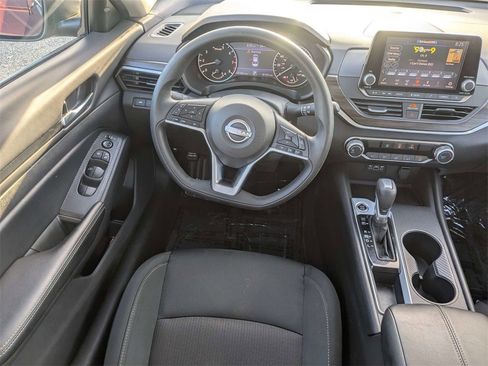 Used 2025 Nissan Altima 2.5 SV image 16