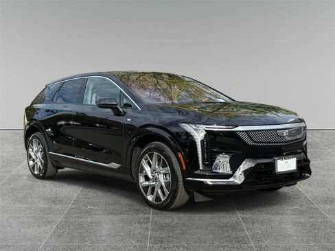 Used 2025 Cadillac Optiq Luxury 1 image 9
