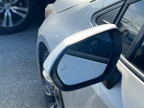 Used 2022 Toyota Corolla SE w/ SE Premium Package FWD image 8