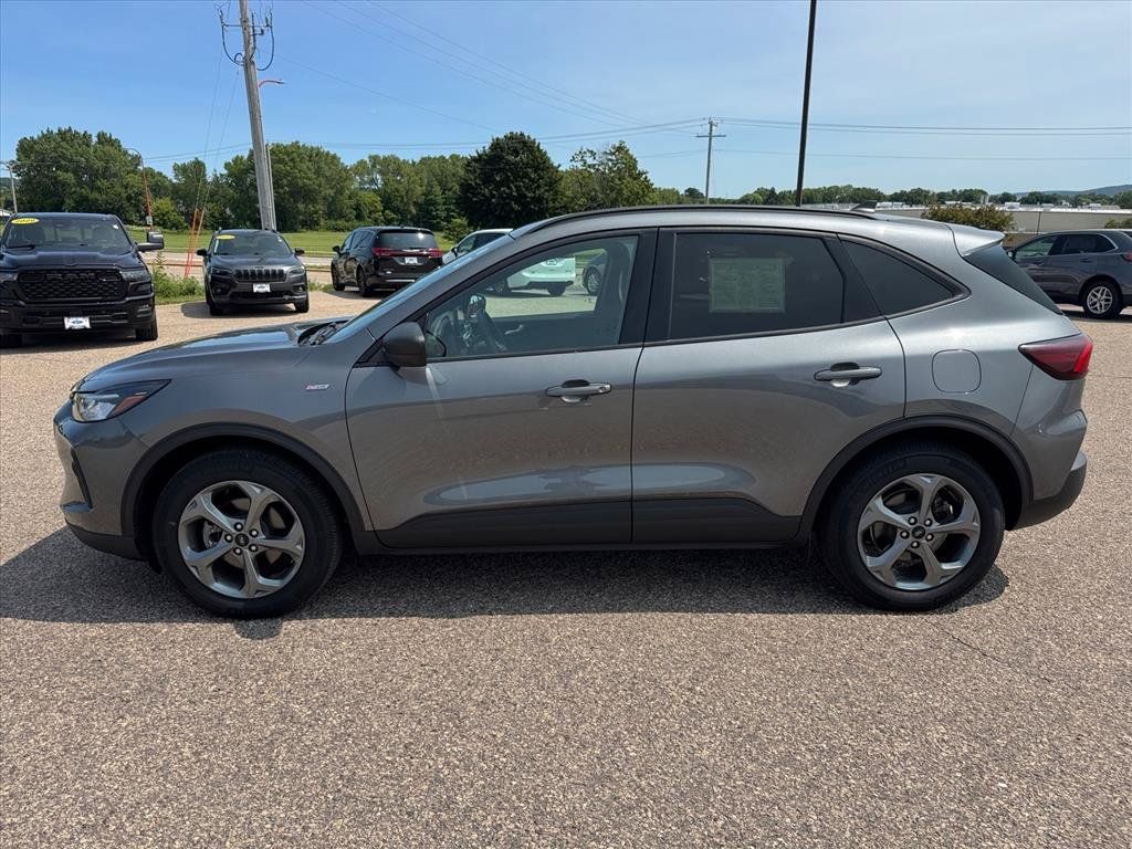 Used 2025 Ford Escape ST-Line FWD image 2