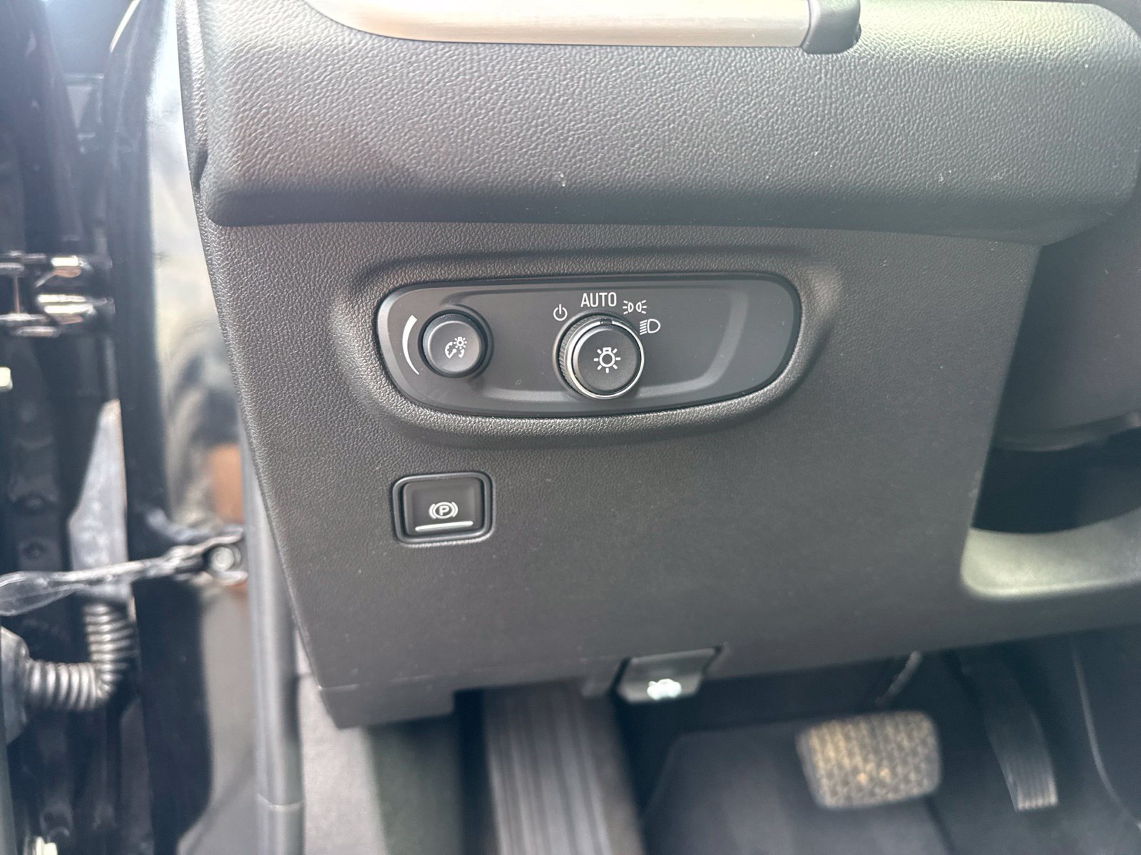 Used 2024 GMC Terrain SLE AWD/4WD image 18