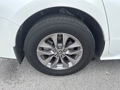 Used 2024 Toyota Sienna XLE FWD image 33