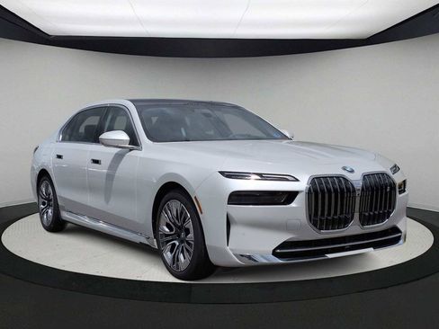 Used 2025 BMW i7 eDrive50 RWD image 2