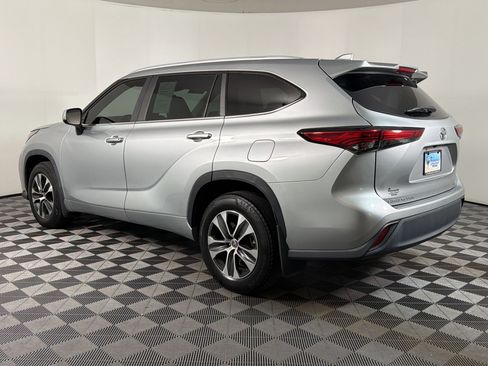 Used 2023 Toyota Highlander XLE AWD/4WD image 2