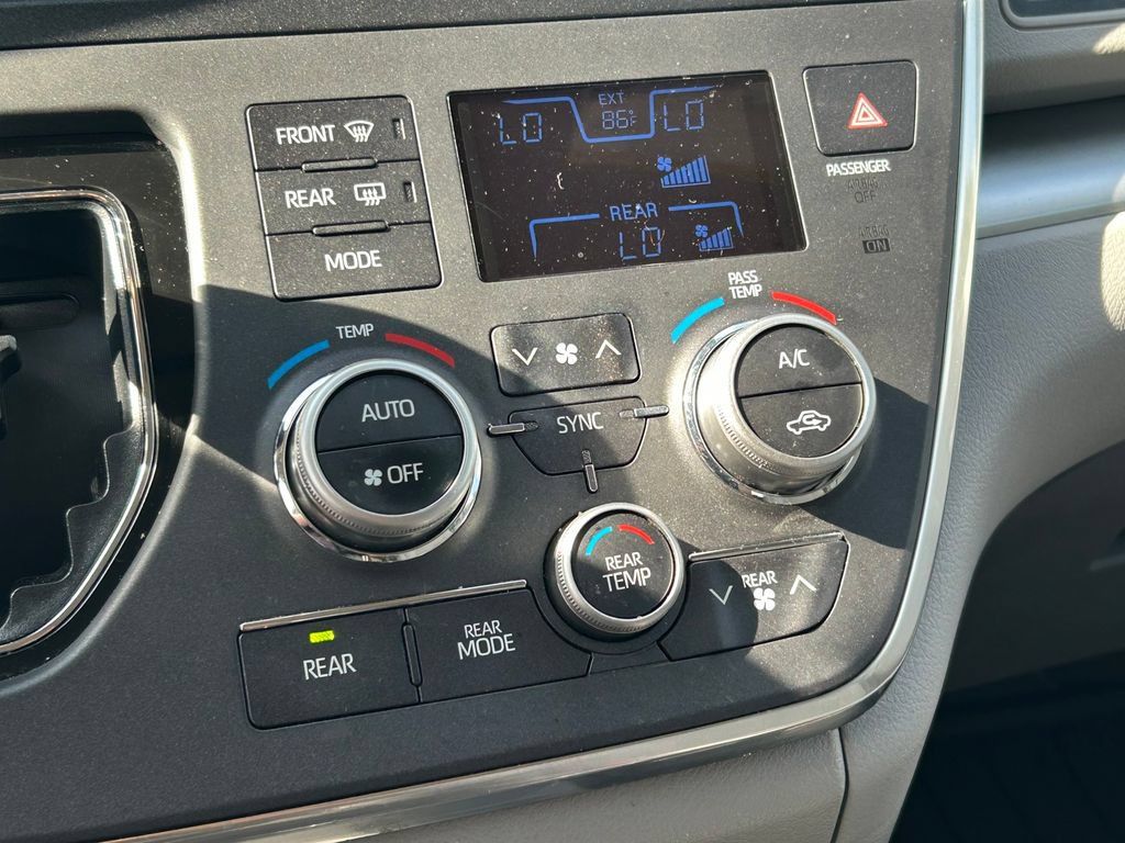 Used 2019 Toyota Sienna LE w/ LE Preferred Package FWD image 29