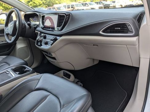 Used 2023 Chrysler Pacifica Touring-L FWD image 29