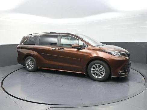 Certified 2022 Toyota Sienna XLE w/ XLE Plus Package AWD/4WD image 29