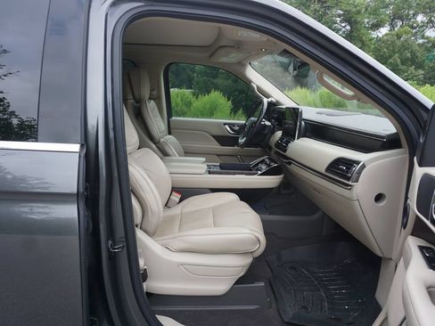Used 2018 Lincoln Navigator Reserve w/ Technology Package AWD/4WD image 17