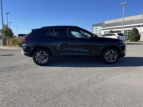 Used 2025 Chevrolet Trax LT w/ Driver Confidence Package image 9