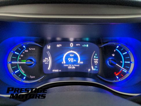 Used 2023 Chrysler Pacifica Touring-L FWD image 16