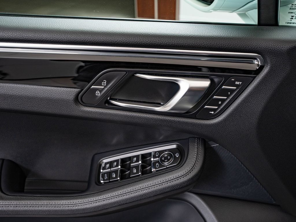 Certified 2026 Porsche Macan AWD/4WD image 22