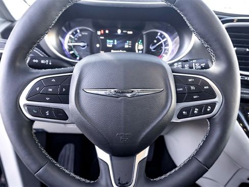 Used 2024 Chrysler Pacifica Select image 17