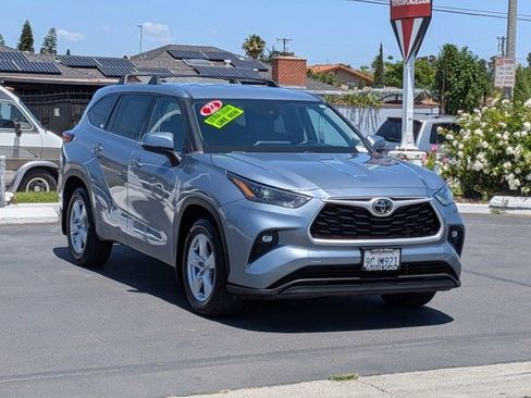 Used 2022 Toyota Highlander LE FWD image 3