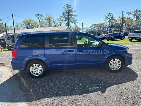 Used 2018 Dodge Grand Caravan SE w/ UConnect Hands-Free Group image 4