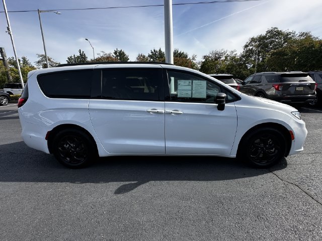 Used 2024 Chrysler Pacifica Premium FWD image 4