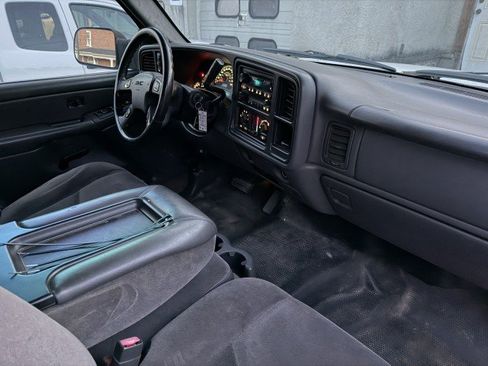Used 2005 GMC Sierra 2500 SLE w/ Heavy-Duty Power Package AWD/4WD image 11