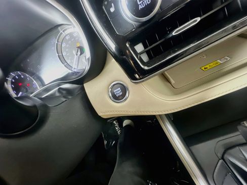 Used 2023 Toyota Highlander XLE AWD/4WD image 23