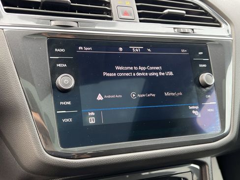 Used 2022 Volkswagen Tiguan SE w/ Panoramic Sunroof Package image 19