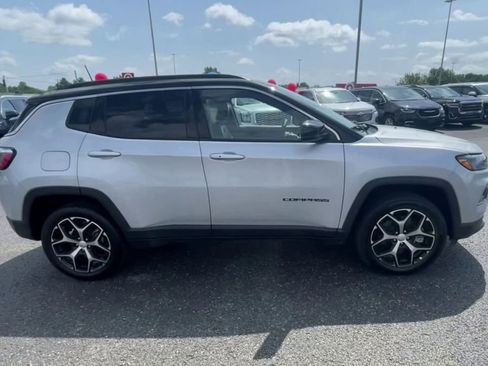 Used 2024 Jeep Compass Limited image 2