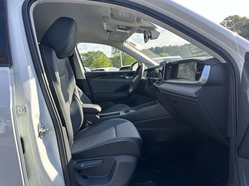 New 2025 Volkswagen Tiguan SE image 28