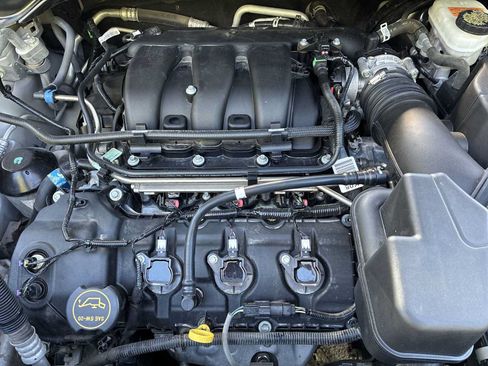 Used 2018 Ford Explorer XLT w/ Equipment Group 202A AWD/4WD image 18