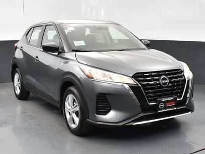 New 2025 Nissan Kicks Play S