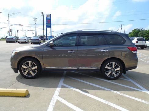 Used 2014 Nissan Pathfinder Platinum FWD image 4