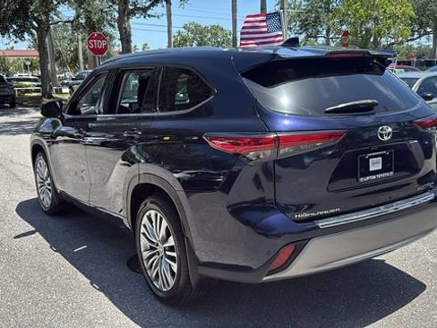Used 2023 Toyota Highlander Platinum FWD image 5