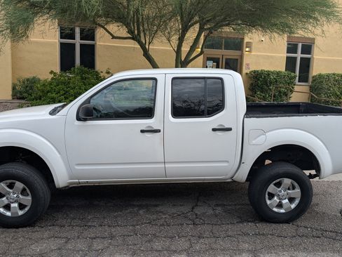 Used 2012 Nissan Frontier SV image 3