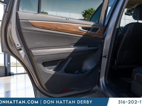 Used 2025 Volkswagen Atlas SE AWD/4WD image 18