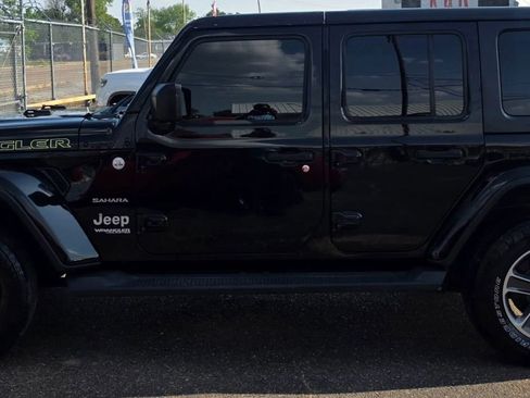 Used 2018 Jeep Wrangler Unlimited Sahara AWD/4WD image 4