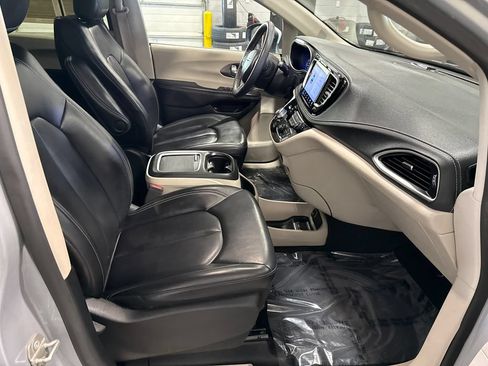 Used 2023 Chrysler Pacifica Touring-L FWD image 17