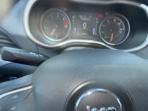 Used 2018 Jeep Cherokee Latitude w/ Altitude Package FWD image 3