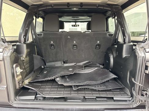 Used 2018 Jeep Wrangler Unlimited Sahara AWD/4WD image 12