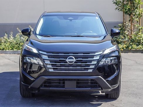 Used 2024 Nissan Rogue SV image 2