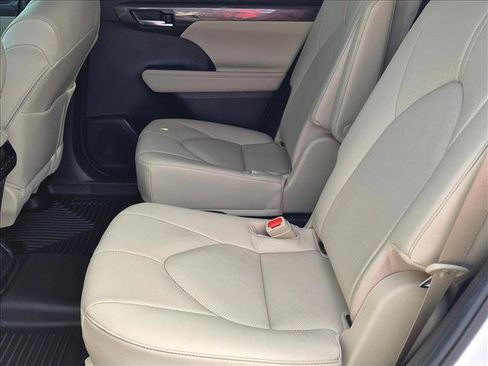Used 2023 Toyota Highlander Limited FWD image 17