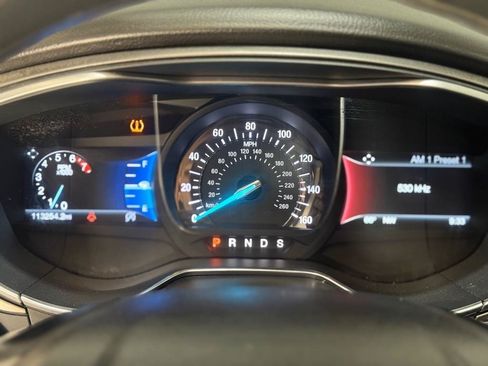 Used 2017 Ford Fusion SE w/ Fusion SE Technology Package FWD image 12