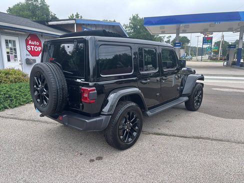 Used 2025 Jeep Wrangler Unlimited Sahara AWD/4WD image 4