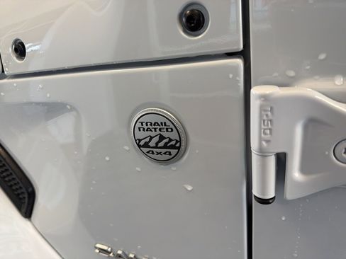 Used 2024 Jeep Wrangler Unlimited Sahara AWD/4WD image 9