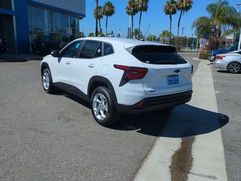 Used 2026 Chevrolet Trax LS w/ LS Convenience Package FWD image 3