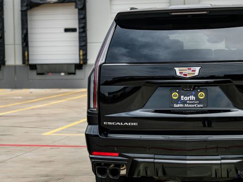 Used 2025 Cadillac Escalade V AWD/4WD image 14
