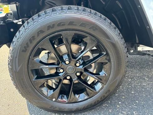 Used 2024 Jeep Wrangler Unlimited Sahara image 31