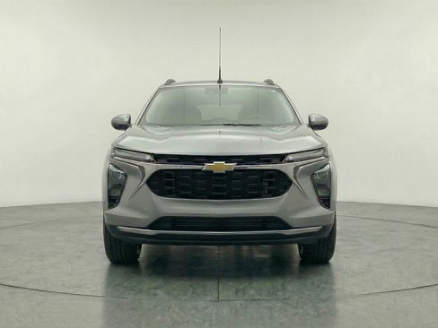 Used 2025 Chevrolet Trax LT FWD image 2