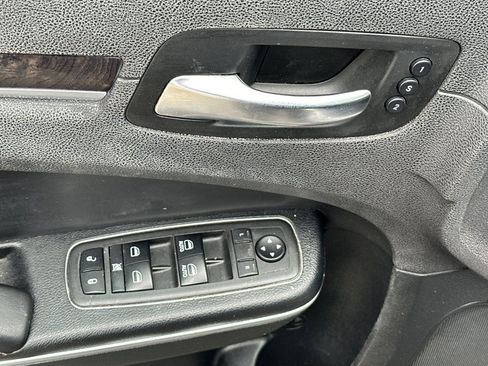 Used 2018 Chrysler 300 Limited image 14