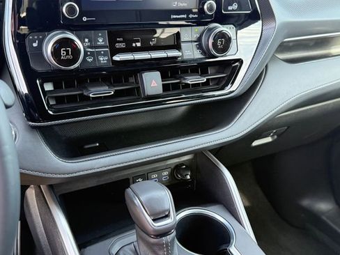Used 2022 Toyota Highlander XSE image 22