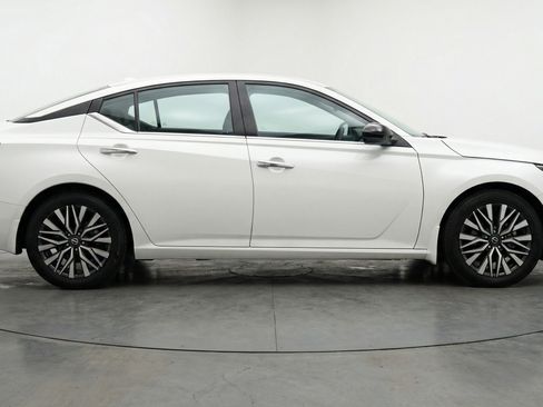 Used 2025 Nissan Altima 2.5 SV FWD image 11